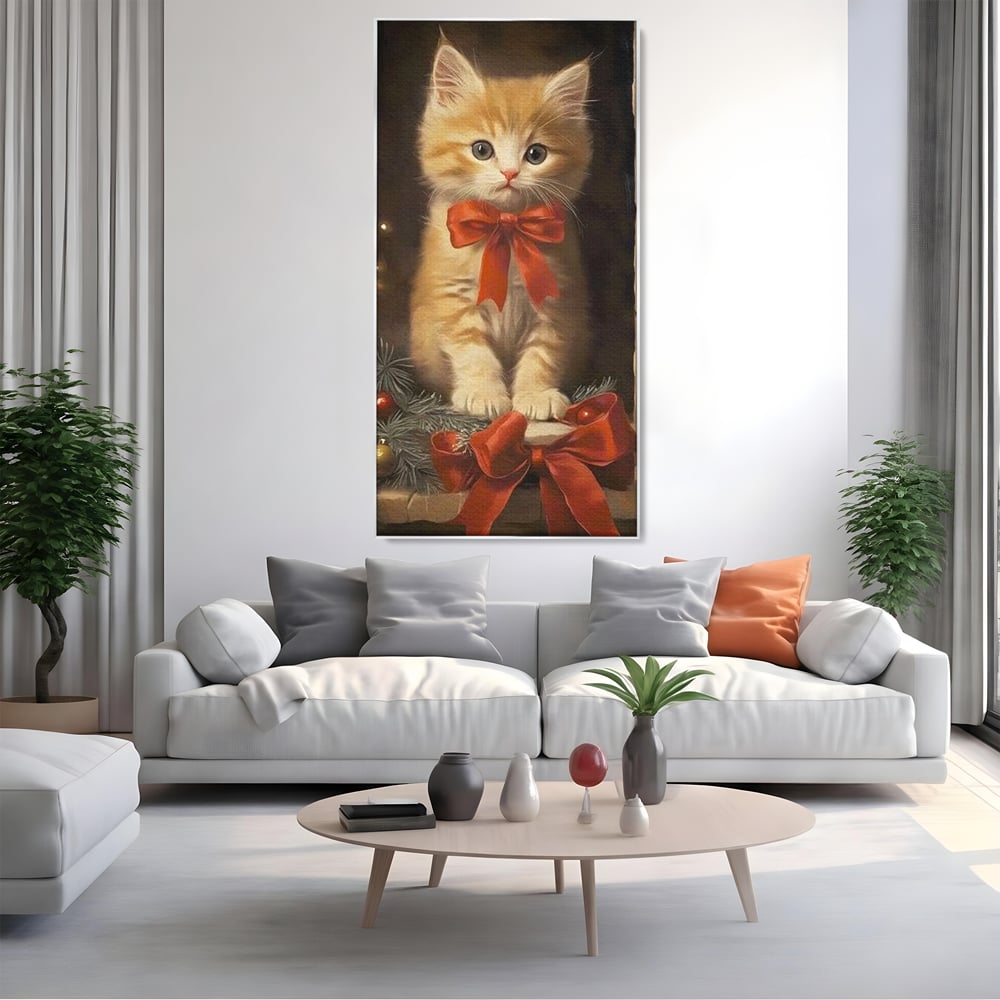 Tablou canvas cu tablou canvas cu pisoi si funda rosie, in rama de aluminiu argintiu, pe perete intr-un living